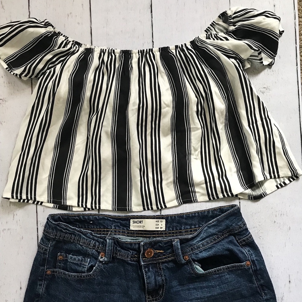 White/ Black off- shoulder crop top 💲